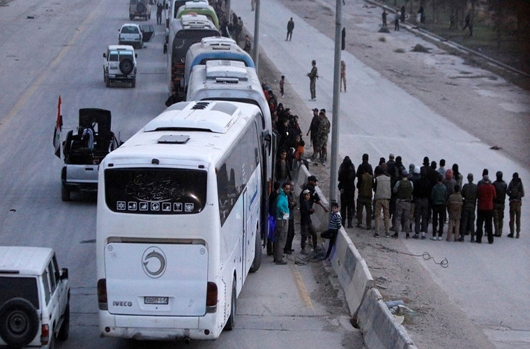 Còn theo RT, ngày 22/3, hàng trăm tay súng phiến quân Ahrar al-Sham cùng thân nhân của họ đã bắt đầu rời khỏi thị trấn Harasta ở Đông Ghouta theo thỏa thuận đặc biệt với chính phủ Syria do Nga làm trung gian. Ảnh: RT.