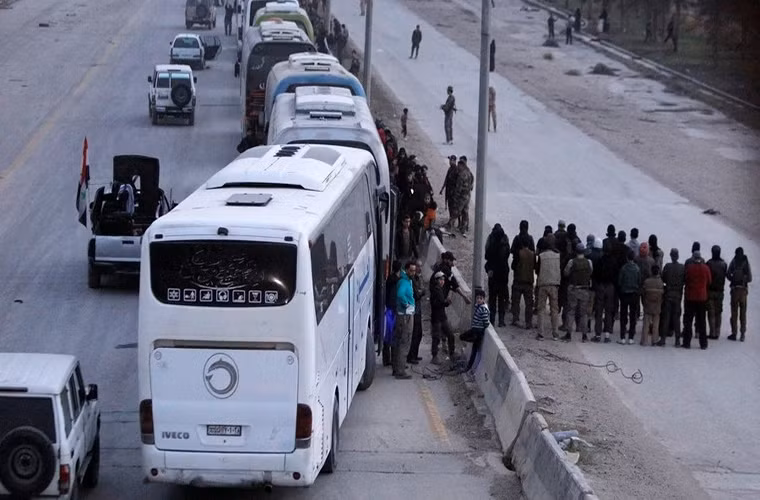 Còn theo RT, ngày 22/3, hàng trăm tay súng phiến quân Ahrar al-Sham cùng thân nhân của họ đã bắt đầu rời khỏi thị trấn Harasta ở Đông Ghouta theo thỏa thuận đặc biệt với chính phủ Syria do Nga làm trung gian. Ảnh: RT.