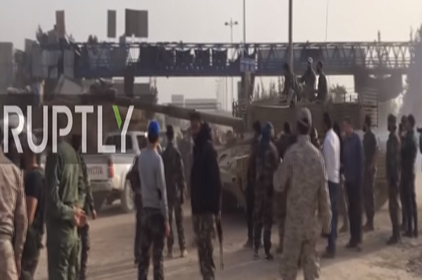 Cho đến nay, 810 người, trong đó có 253 nam giới, 157 phụ nữ, 218 trẻ em và 182 tay súng phiến quân, đã rời khỏi Harasta trên 10 chiếc xe buýt. Hoạt động di tản tiếp tục diễn ra trong ngày hôm nay 23/3. Ảnh: RT.