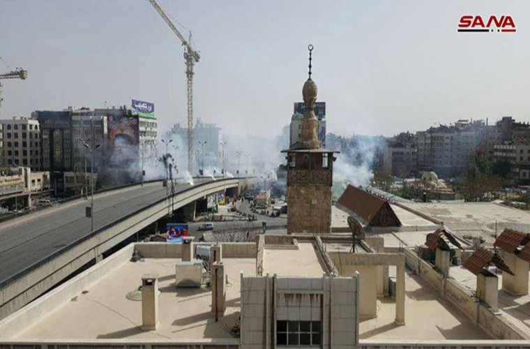 Các nhà hoạt động ủng hộ chính phủ Syria cho rằng vụ tấn công bằng rocket này do phiến quân Faylaq al-Rahman tiến hành sau những thất bại liên tiếp trước Quân chính phủ Syria. Ảnh: SANA.