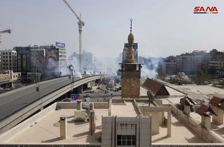 Các nhà hoạt động ủng hộ chính phủ Syria cho rằng vụ tấn công bằng rocket này do phiến quân Faylaq al-Rahman tiến hành sau những thất bại liên tiếp trước Quân chính phủ Syria. Ảnh: SANA.