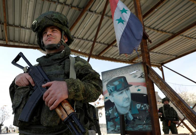 Các binh sĩ Nga canh gác một chốt kiểm soát gần khu Wafideen Camp hôm 2/3.