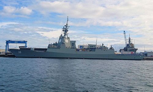 HMS Hobart: Lớp Hobart là chiến hạm Aegis mạnh nhất của Hải quân Hoàng gia Australia (RAN). Tàu có chiều dài 147 m, rộng 18,6 m, lượng choán nước tiêu chuẩn 7.000 tấn. Tàu chiến này là một trong những sản phẩm tiêu biểu cho năng lực ngành công nghiệp đóng tàu Australia. Ảnh: Jeff Head.