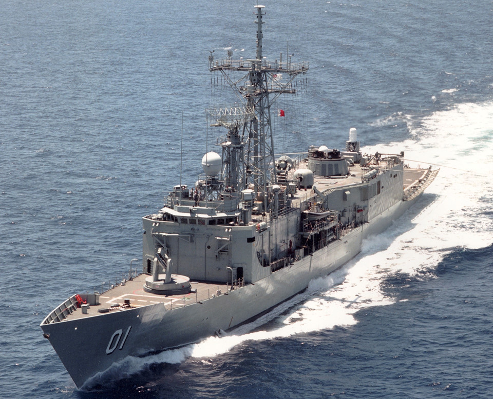 Tàu hộ vệ tên lửa lớp Adelaide: Tàu được đóng mới tại Australia dựa trên lớp Oliver Hazard Perry của Mỹ, có chiều dài 139 m, lượng choán nước 4.100 tấn. 6 tàu đã được đóng mới và đưa vào sử dụng từ năm 1992, trong đó, 4 tàu đã ngưng hoạt động. Ảnh: RAN.