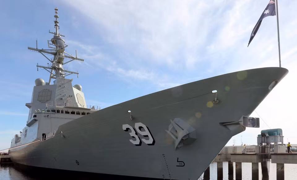 Trái tim sức mạnh của Hobart là hệ thống chiến đấu Aegis do Mỹ cung cấp. Tàu được vũ trang pháo hạm 127 mm, 48 ống phóng thẳng đứng Mk41, 8 tên lửa chống hạm Harpoon, 2 cụm phóng ngư lôi và một số vũ khí phòng thủ khác đem lại sức mạnh tác chiến vượt trội. RAN dự định đóng mới 3 tàu khu trục loại này. Ảnh: Naval Today.