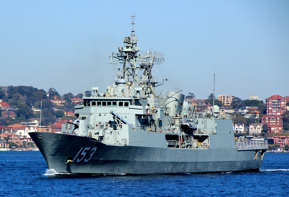Tàu hộ vệ tên lửa lớp Anzac: Tàu hiện là nòng cốt sức mạnh trên biển của RAN. 8 chiến hạm loại này đang hoạt động trong 2 Hạm đội Đông và Tây của RAN. Anzac có lượng choán nước tiêu chuẩn 3.600 tấn. Tàu được trang bị đầy đủ vũ khí với khả năng tấn công và phòng thủ mạnh mẽ. Ảnh: Flickr.