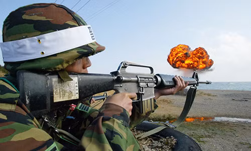 Lính thủy quân Hàn Quốc trong một cuộc tập trận "Đại bàng non".