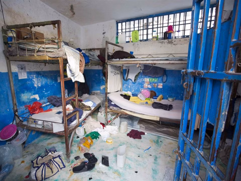 Nhà tù Civil ở thị trấn Arcahaiea, Haiti, thường trong tình trạng quá tải. Năm 2016, 174 tù nhân đã trốn thoát khỏi nhà tù này trong một vụ bạo động khiến 1 nhân viên nhà tù thiệt mạng và nhiều người khác bị thương.