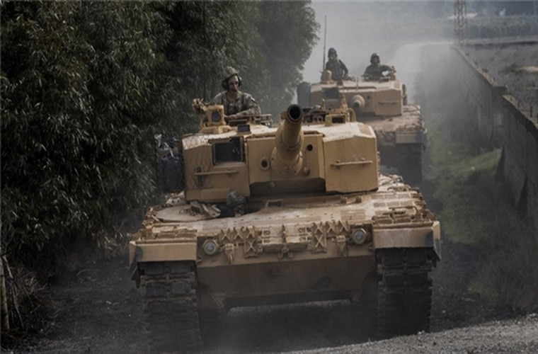 Trong diễn biến khác trên chiến trường Syria, ngày 19/3, một đoàn xe của Quân đội Thổ Nhĩ Kỳ chở binh sĩ và trang thiết bị quân sự đã tiến vào khu vực Sawameh al-Sarman gần thị trấn Ma'arat al-Nu'aman, Nam Idlib, để thiết lập một căn cứ quan sát mới ở làng al-Sarman hôm 19/3. Trước đó, Thổ Nhĩ Kỳ tuyên bố đã chiếm được thành phố Afrin, tỉnh Aleppo, từ tay người Kurd. Ảnh: FNA.