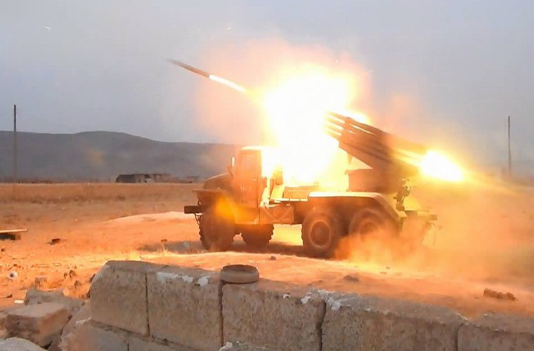 Còn theo nguồn tin đối lập, đơn vị pháo binh của Quân đội Syria đã oanh kích dữ dội về phía lực lượng Thổ Nhĩ Kỳ tại căn cứ mới được thành lập ở phía bắc thành phố Aleppo. Ảnh: AMN.