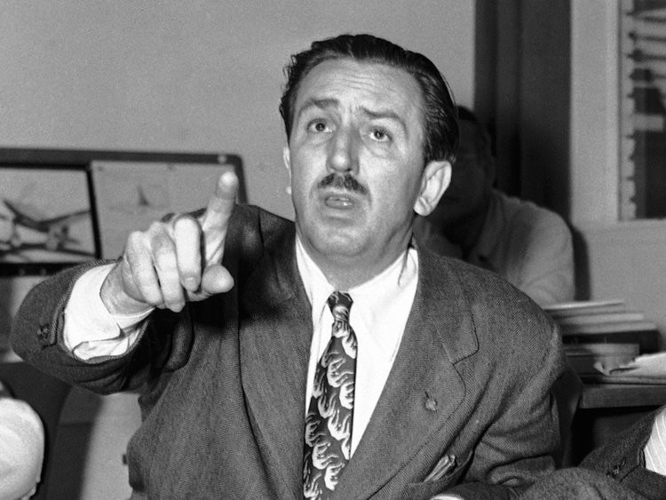 Disney tham dự các cuộc họp cho tới 5 giờ chiều. Sau đó, ông sẽ gọi điện thoại và ký tài liệu.