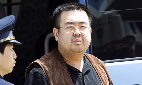 Ông Kim Jong-Nam năm 2001 sau khi bị bắt vì sử dụng hộ chiếu giả để thăm Tokyo Disneyland.