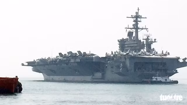 Tàu USS Carl Vinson neo đậu trong Vịnh Đà Nẵng - Ảnh: TBD.
