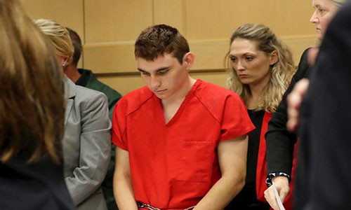 Nghi phạm Nikolas Cruz cúi đầu trước toà. Ảnh: AP