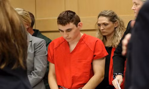 Nghi phạm Nikolas Cruz cúi đầu trước toà. Ảnh: AP