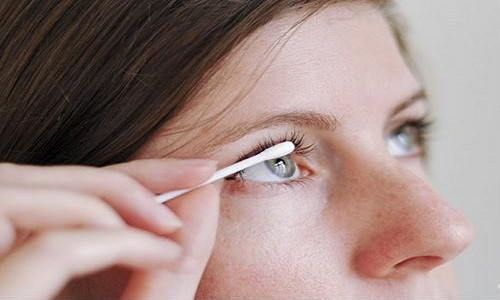 Nếu bạn không muốn hại lông mi thì hãy sử dụng tăm bông.