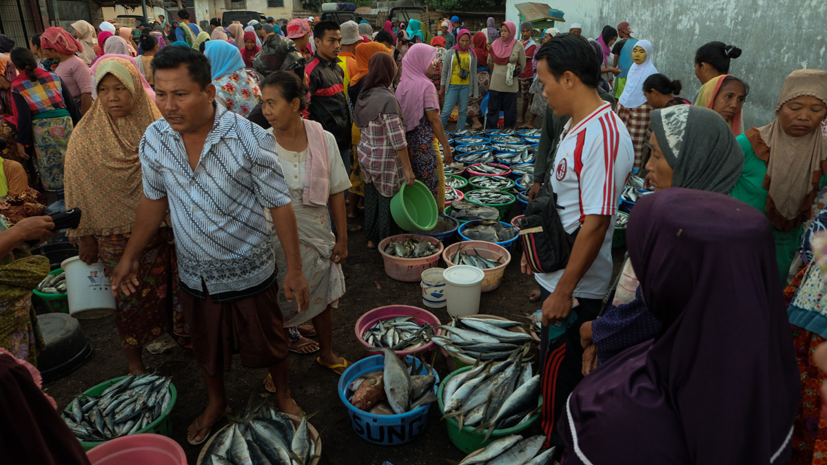 Một khu chợ cá ở Tanjung Lunar tấp nập người mua kẻ bán.
