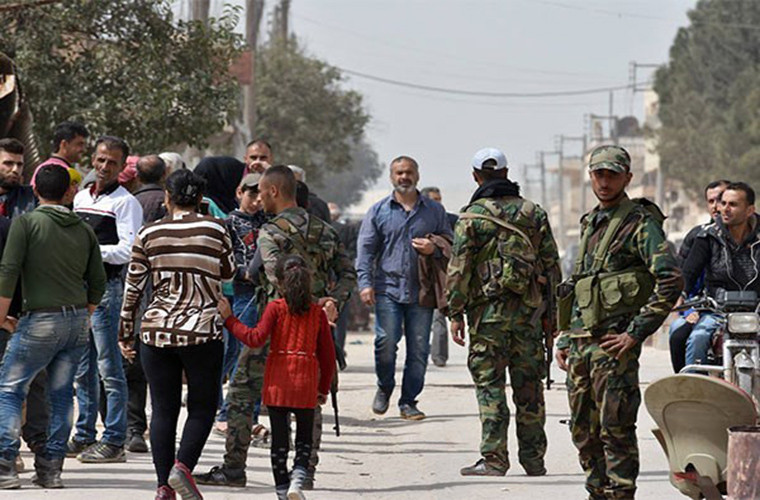 Các binh sĩ tuần tra trên đường phố Tal Rifaat. Ảnh: FNA.