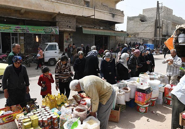 Tuy nhiên, những hình ảnh chụp bên trong Tal Rifaat gần đây rõ ràng chỉ ra rằng Quân đội Thổ Nhĩ Kỳ chưa chiếm được thị trấn này. Ảnh: Người dân địa phương mua đồ ở Tal Rifaat. Ảnh: FNA.