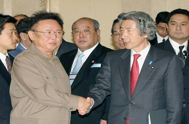 Ông Kim Jong-il (trái) bắt tay Thủ tướng Nhật Bản khi đó là ông Junichiro Koizumi sau cuộc họp thượng đỉnh ở ngoại ô Bình Nhưỡng hồi tháng 5/2004. Ảnh: Kyodo.