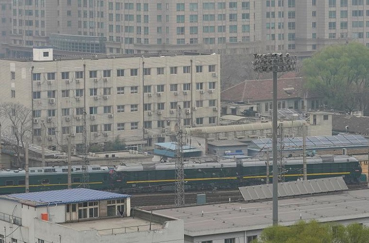 Dù thông tin về “chuyến thăm bí mật” của ông Kim Jong-un tới Trung Quốc chưa được chính thức xác nhận nhưng sự kiện này đã thu hút sự quan tâm đặc biệt của truyền thông quốc tế. Bởi lẽ, các nhà lãnh đạo Triều Tiên dường như hiếm khi rời khỏi đất nước cũng như gặp gỡ các nguyên thủ nước ngoài. Ảnh: Đoàn tàu được cho là chở phái đoàn cấp cao của Triều Tiên rời Bắc Kinh. Ảnh: Reuters.
