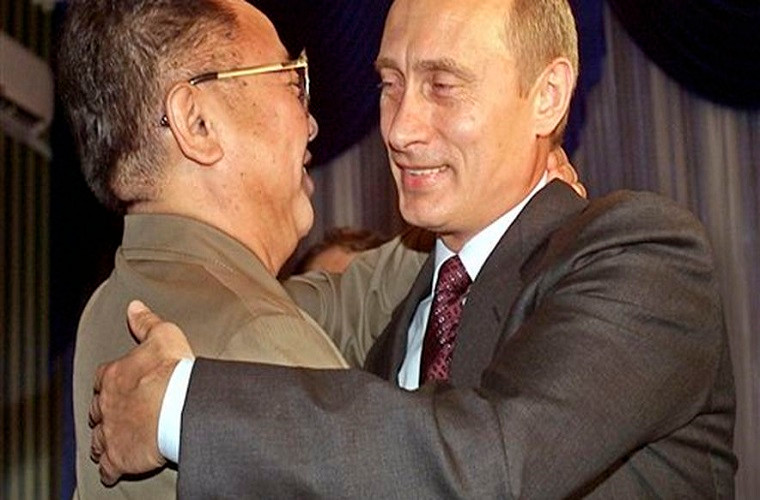Ngoài Trung Quốc, nhà lãnh đạo Triều Tiên Kim Jong-il từng có chuyến thăm Nga và gặp gỡ Tổng thống Nga Vladimir Putin vào năm 2002. Ảnh: Tổng thống Putin (phải) chào đón ông Kim Jong-il trong cuộc gặp tại Vladivostok, Nga, ngày 23/8/2002. Ảnh: AP.