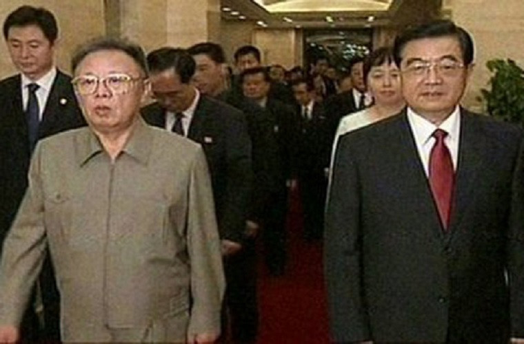 Chủ tịch Triều Tiên Kim Jong-il (trái) và Chủ tịch Trung Quốc Hồ Cẩm Đào trong cuộc gặp hồi cuối tháng 8/2010. Ảnh: CCTV.