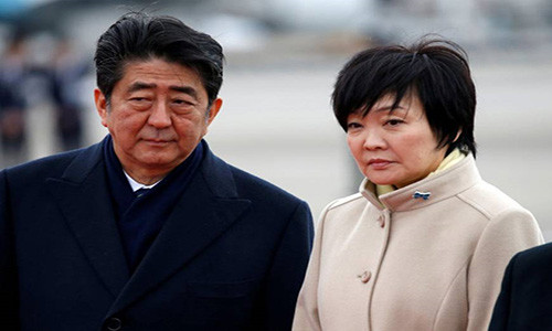 Vợ chồng Thủ tướng Shinzo Abe. Ảnh: Japan Times.