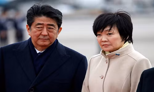 Vợ chồng Thủ tướng Shinzo Abe. Ảnh: Japan Times.