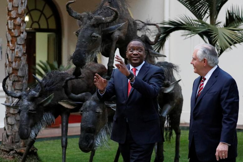 Tổng thống Kenya Uhuru Kenyatta đi bộ cùng Ngoại trưởng Tillerson sau cuộc hội đàm tại Dinh Tổng thống ở Nairobi, Kenya, ngày 9/3/2018.