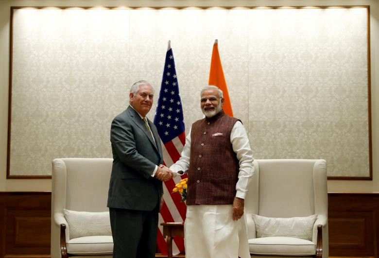Bộ trưởng Ngoại giao Mỹ Rex Tillerson bắt tay Thủ tướng Ấn Độ Narendra Modi trước cuộc hội đàm ở thủ đô New Delhi, Ấn Độ, ngày 25/10/2017.