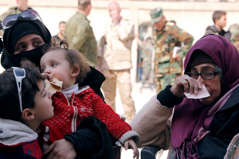 Được biết, đây là cuộc sơ tán hàng loạt mới nhất tại Đông Ghouta kể từ khi Quân đội Syria mở lại chiến dịch tấn công vào khu vực này nhằm quét sạch các phần tử khủng bố. Ảnh: Reuters.