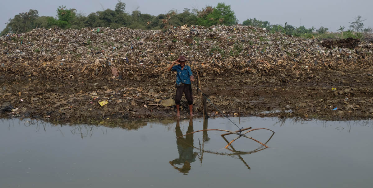 Tuy nhiên, nước thải độc hại từ các nhà máy dệt trong vùng đổ xuống sông cùng rác thải sinh hoạt đã khiến nước sông Citarum bị ô nhiễm nặng nề.