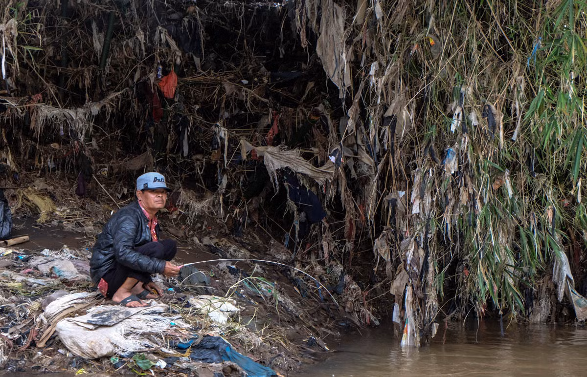 Mỗi năm, khoảng 500 nghìn mét khối rác thải được đổ xuống con sông này.