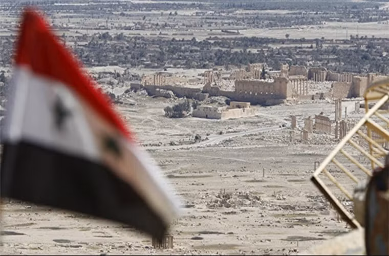 Còn tại Hama, lực lượng chính phủ Syria tấn công dữ dội căn cứ của phiến quân HTS ở khu vực phía tây và bắc tỉnh, khiến hàng chục chiến binh khủng bố bỏ mạng trong khi trang thiết bị quân sự, vũ khí của bọn chúng bị phá hủy. Ảnh: FNA.