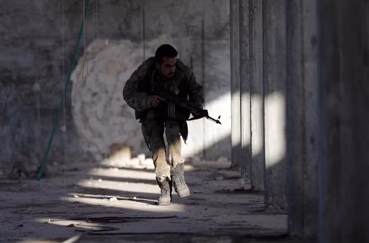 Trước những đợt tấn công như vũ bão của Quân chính phủ Damascus, nhiều tay súng khủng bố đã phải tháo chạy khỏi những khu vực trọng yếu ở Đông Ghouta. Ảnh: FNA.