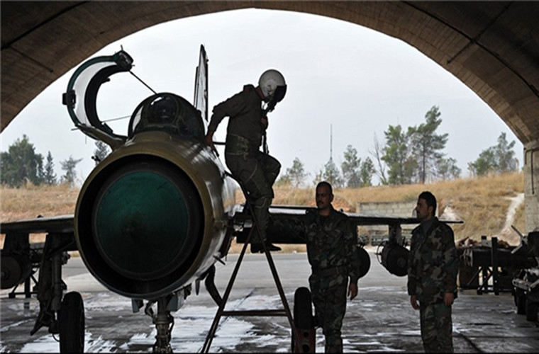 “Không quân Syria và các đơn bị pháo binh dồn dập oanh kích căn cứ của phiến quân HTS trên một loạt khu vực phía bắc và tây bắc tỉnh Hama, trong đó có al-Manareh, Latmin, Kafr Zita, al-Habit, Tal al-Sakhar, al-Latamineh và Kafr Zita,...gây tổn thất nặng cho bọn khủng bố”, FNA đưa tin. Ảnh: FNA.