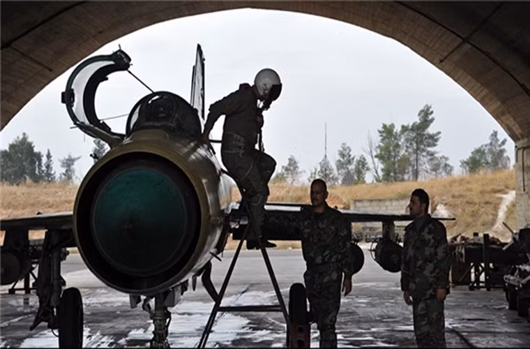 “Không quân Syria và các đơn bị pháo binh dồn dập oanh kích căn cứ của phiến quân HTS trên một loạt khu vực phía bắc và tây bắc tỉnh Hama, trong đó có al-Manareh, Latmin, Kafr Zita, al-Habit, Tal al-Sakhar, al-Latamineh và Kafr Zita,...gây tổn thất nặng cho bọn khủng bố”, FNA đưa tin. Ảnh: FNA.