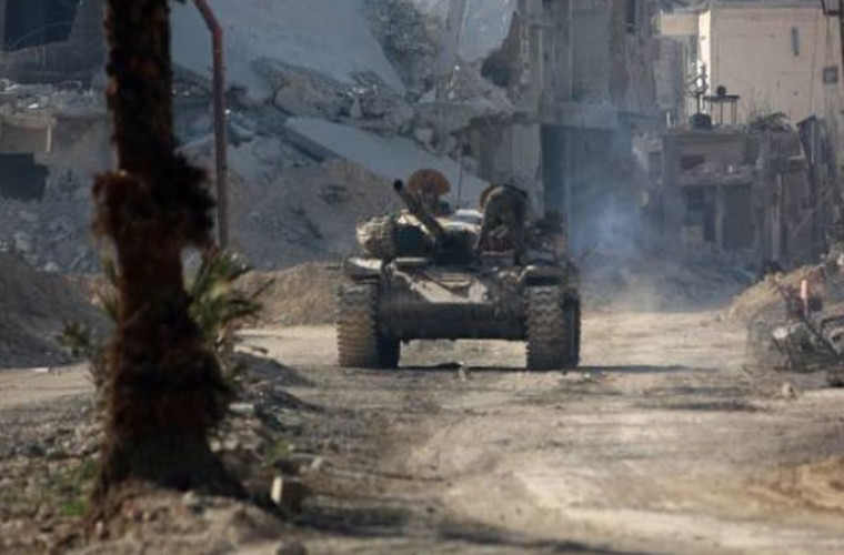 Ngoài Đông Ghouta, Quân đội Syria cũng giành được thắng lợi trên nhiều mặt trận khác trước nhóm khủng bố. Được biết, ngày 20/3, Quân đội Syria đã điều động lượng lớn quân tiếp viện và trang thiết bị quân sự tới Đông Homs sau khi đập tan một cuộc tấn công quy mô lớn của phiến quân IS gần căn cứ T2. Ảnh: FNA.