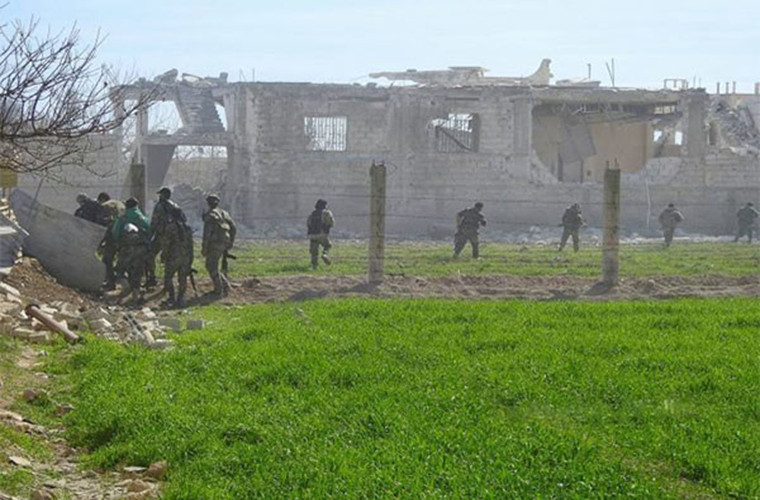 Trong khi đó, quân chính phủ Syria tiếp tục tiến quân theo nhiều hướng khác và cắt đứt tuyến tiếp vận chính nối al-Mohammadiyeh và al-Ashari của nhóm phiến quân, qua đó tiêu diệt và làm bị thương nhiều tay súng khủng bố buộc chúng phải tháo chạy khỏi chiến trường. Ảnh: FNA.