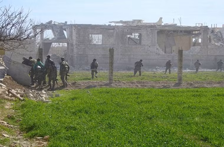 Trong khi đó, quân chính phủ Syria tiếp tục tiến quân theo nhiều hướng khác và cắt đứt tuyến tiếp vận chính nối al-Mohammadiyeh và al-Ashari của nhóm phiến quân, qua đó tiêu diệt và làm bị thương nhiều tay súng khủng bố buộc chúng phải tháo chạy khỏi chiến trường. Ảnh: FNA.