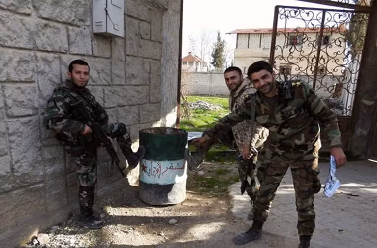 “Lực lượng chính phủ Damascus tấn công dữ dội các căn cứ của nhóm phiến quân đêm 6/3 và tái chiếm nhiều vùng đất, trong đó có khu định cư al-Mohammadiyeh ở phía tây vùng Beit Nayem”, nguồn tin cho hay. Ảnh: FNA.