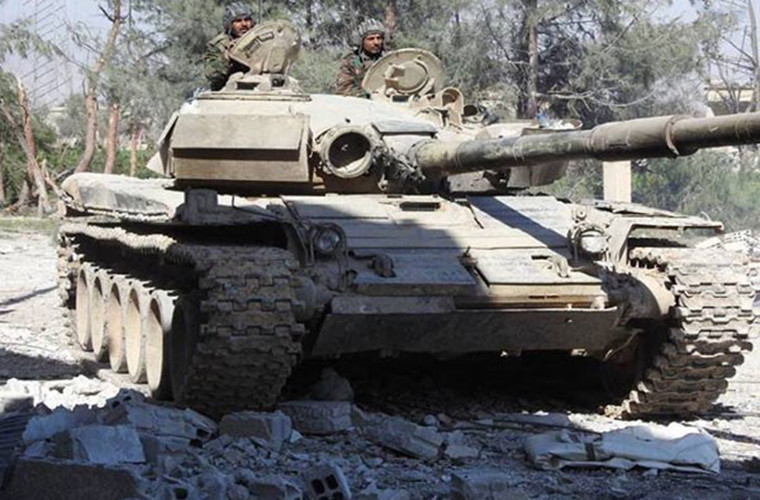 Trước đó, nguồn tin chiến trường cho biết, Quân đội Syria đã điều động thêm một đoàn xe quân sự chở hàng trăm binh sĩ cùng trang thiết bị quân sự tới khu định cư al-Qazlaniyeh và al-Marj ở Đông Ghouta. Ảnh: FNA.