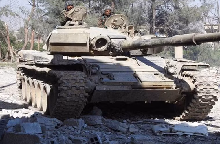 Trước đó, nguồn tin chiến trường cho biết, Quân đội Syria đã điều động thêm một đoàn xe quân sự chở hàng trăm binh sĩ cùng trang thiết bị quân sự tới khu định cư al-Qazlaniyeh và al-Marj ở Đông Ghouta. Ảnh: FNA.