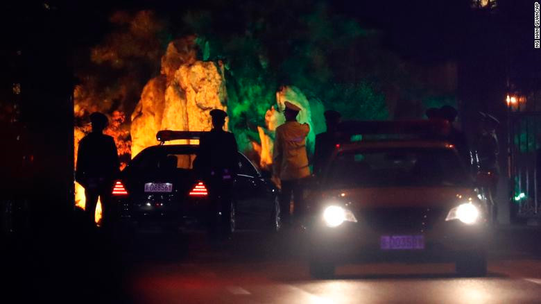 Đoàn xe tại nhà khách quốc gia Điếu Ngư Đài ở Bắc Kinh tối 26/3. Ảnh: AP.