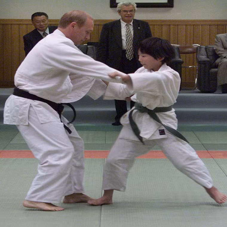 Nhà lãnh đạo Nga đấu võ judo với bé gái Natsumi Gomi, 10 tuổi, trong chuyến thăm thủ đô Tokyo, Nhật Bản, ngày 5/9/2000.