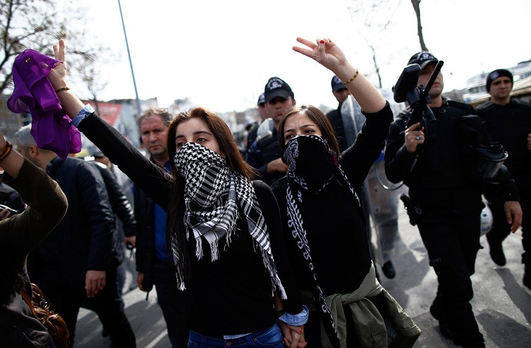 Những người phụ nữ hô vang khẩu hiệu trong cuộc biểu tình phản đối hành vi bạo lực nhằm vào phụ nữ tại Kadikoy, thành phố Istanbul, Thổ Nhĩ Kỳ, ngày 6/3/2016. Ảnh: AP.