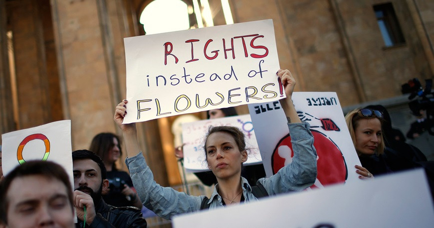 Các nhà hoạt động tuần hành vì nữ quyền tại Tbilisi, Georgia, ngày 8/3/2016. Ảnh: Reuters.
