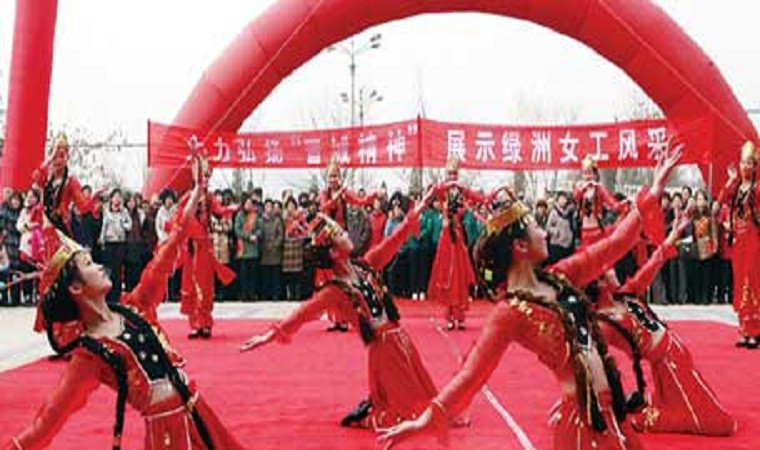 Tại Trung Quốc, nhiều hoạt động kỷ niệm ngày Quốc tế Phụ nữ được tổ chức. Vào ngày này, nam giới trong gia đình thường đảm nhiệm công việc nhà thay cho những người phụ nữ. Họ cũng tặng hoa, quà cho các thành viên nữ trong gia đình. Ảnh: China.org.