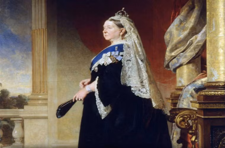 Tuy nhiên, gia đình Nữ hoàng Victoria không thích sự hiện diện của Karim cũng như việc Karim thân thiết với Nữ hoàng. Sau khi Nữ hoàng Victoria qua đời, gia đình bà đã trục xuất người này về Ấn Độ.